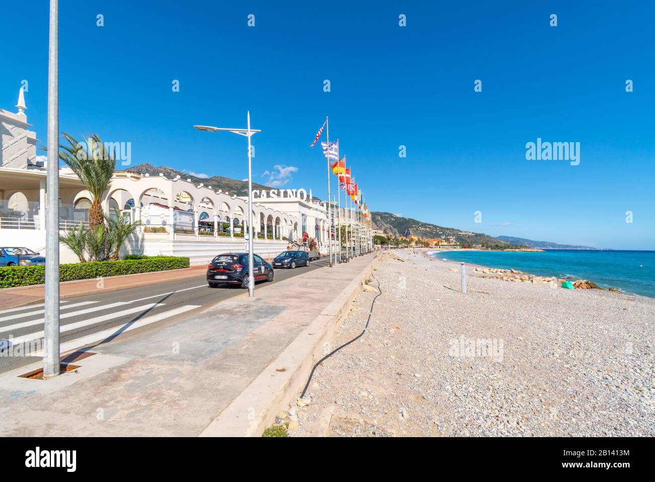 Strand, Bucht und Kasino entlang der französischen Riviera im Süden Frankreichs in Menton, Frankreich. Stockfoto