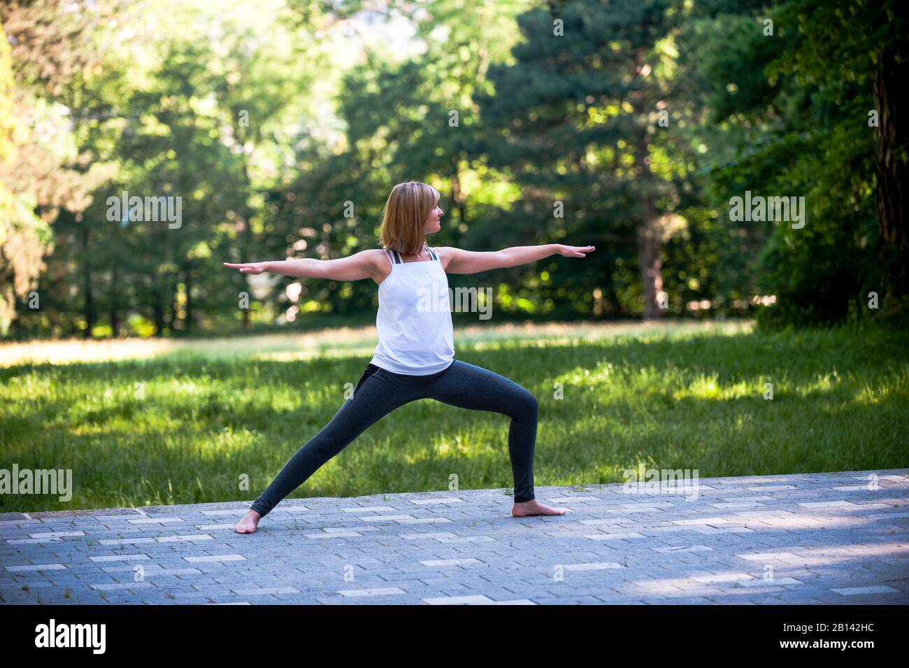 Frau macht Yoga Stockfoto