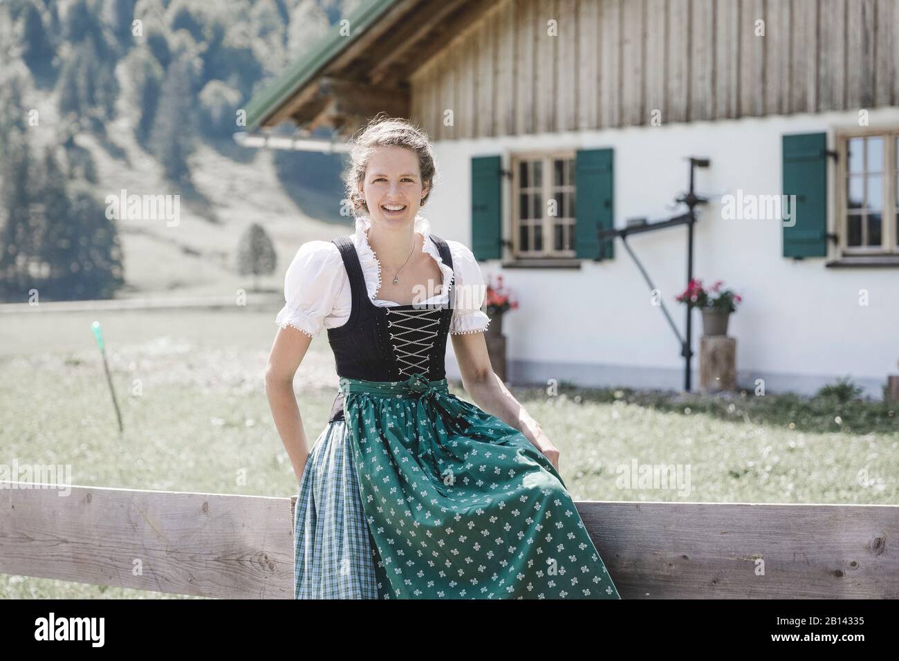 Porträt einer jungen Bauernfrau mit Dirndl Stockfoto