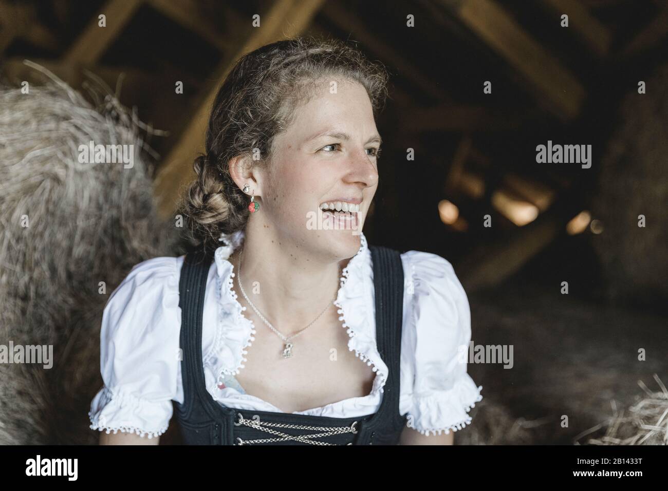 Porträt einer jungen Bauernfrau mit Dirndl Stockfoto