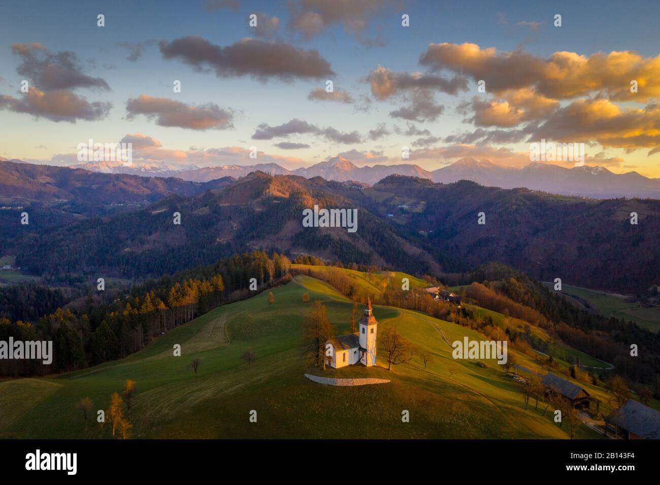 Kirche auf einem Hügel in Slowenien bei Sonnenaufgang Stockfoto