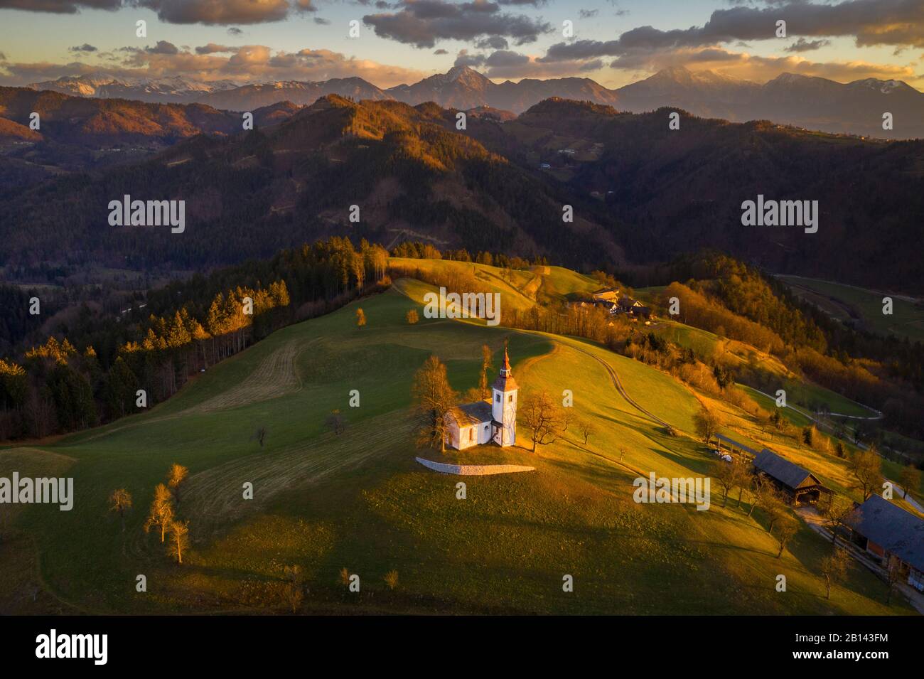Kirche auf einem Hügel in Slowenien bei Sonnenaufgang Stockfoto