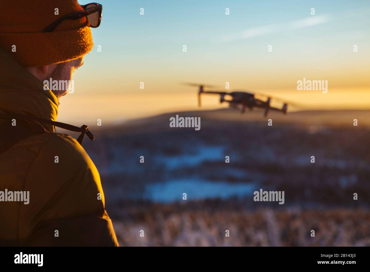 Fotograf mit Drohne im Winter Stockfoto