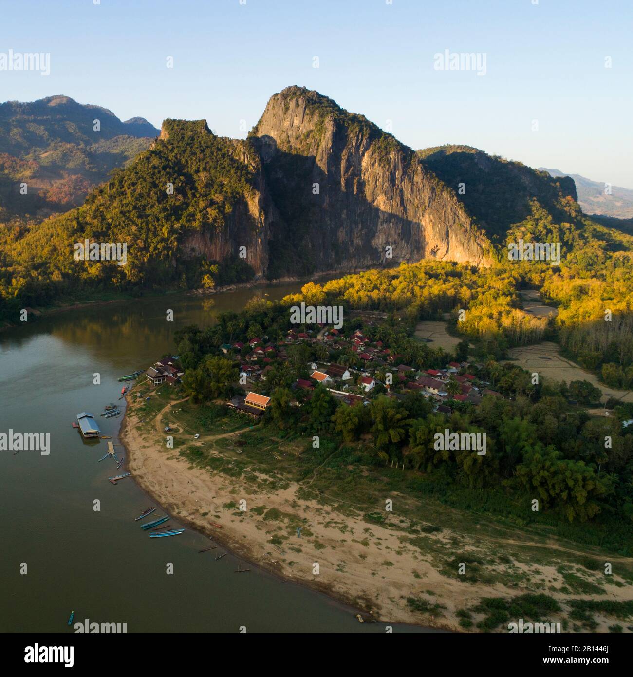 Mekong Fluss und die Berge in Laos. Stockfoto