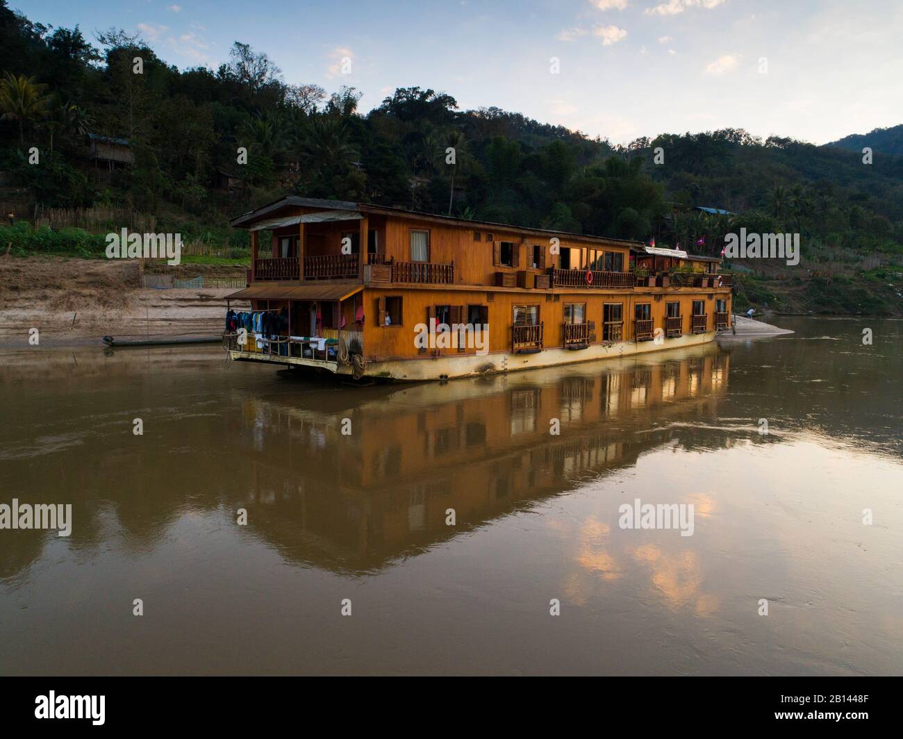 River Cruise Ship Mekong Sun liegt in der Nacht auf einem Ufer, Laos Stockfoto