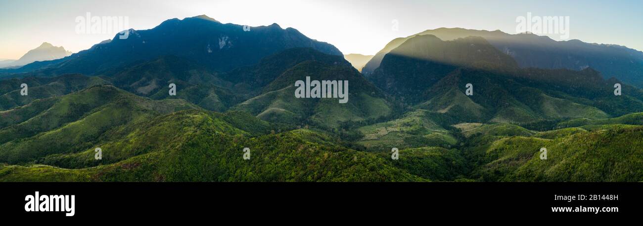 Mekong Fluss und die Berge in Laos. Stockfoto