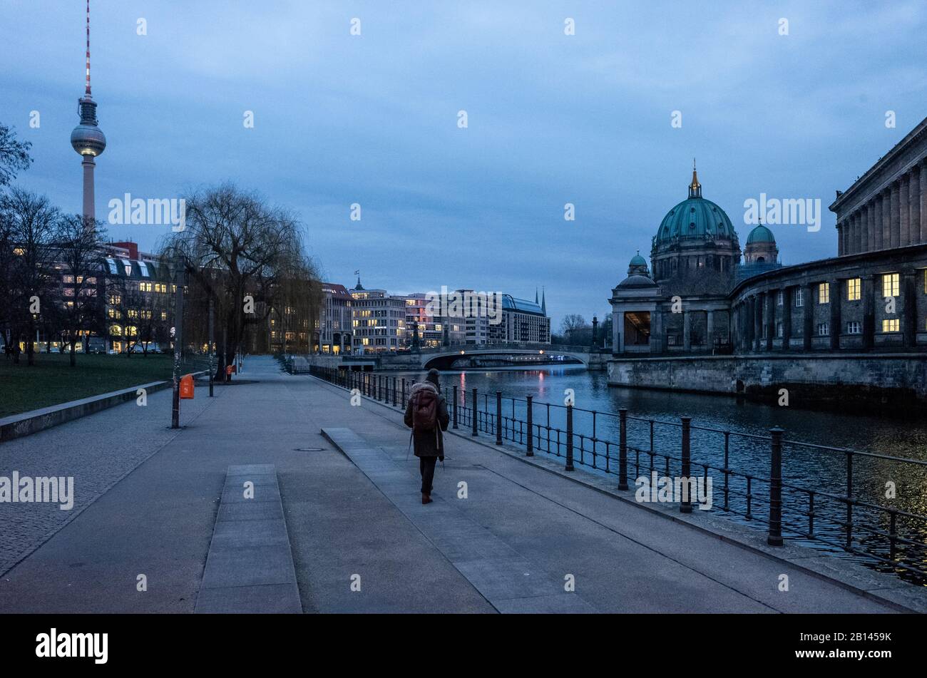 Abendstimmung, Berliner Flusspromenade im James Simon Park, Rechte Museumsinsel, Mitte, Berlin Stockfoto