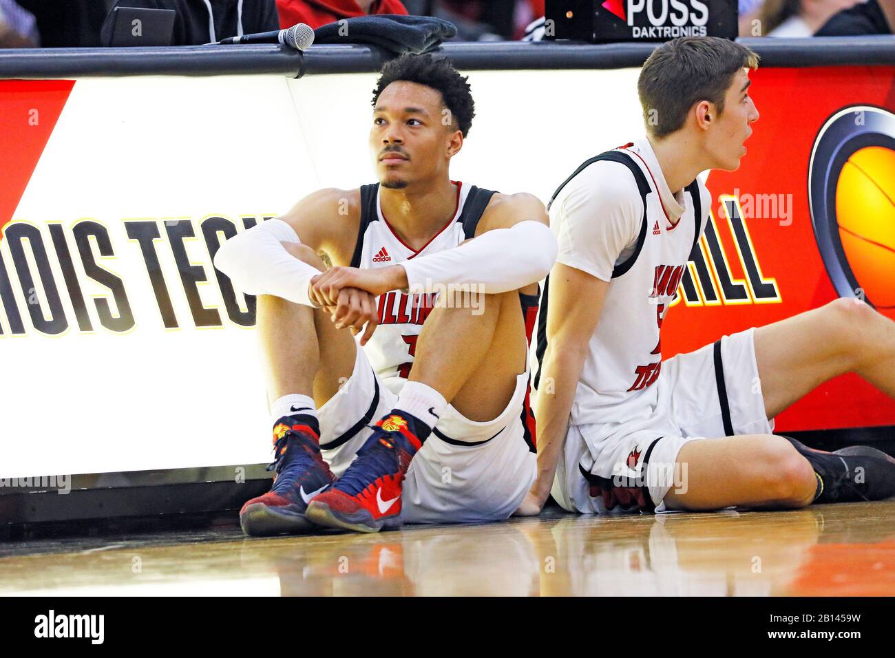 Die Basketballspieler der American Men's College warten darauf, in Chicago, IL, USA in ein Spiel einzuspielen. Stockfoto