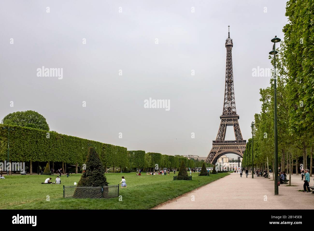 Eiffelturm, Parc du Champ de Mars, Paris, Frankreich Stockfoto