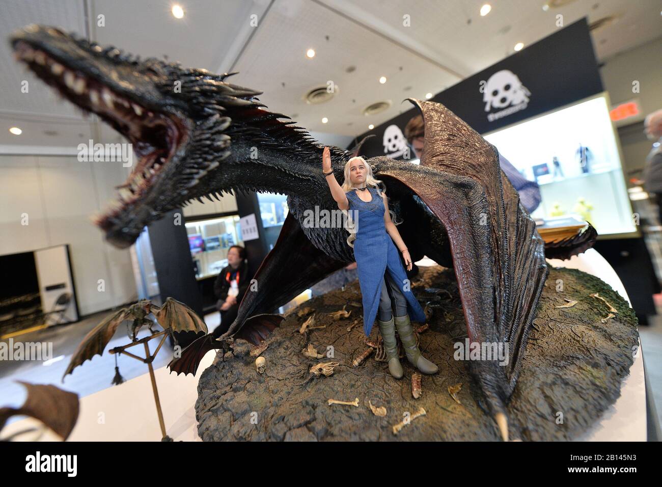 Threezero-Figurendarstellung von Daenerys Targaryen und ihrem Drachen aus " Game of Thrones" auf der jährlichen New York Toy Fair 2020 im Jacob K.  Javits Convention Center in New York, NY, am 22. Februar