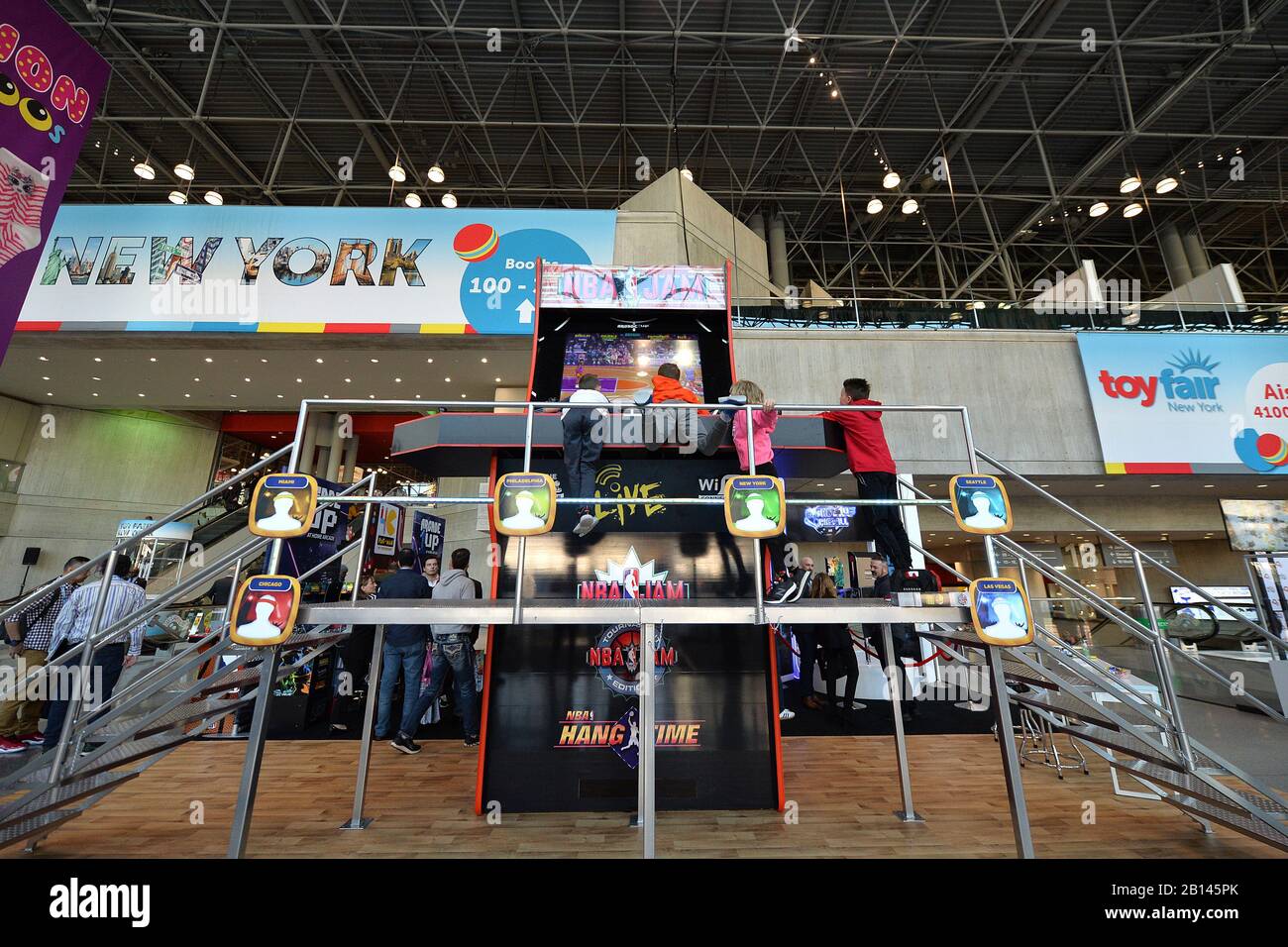 Kinder spielen auf der jährlichen New York Toy Fair 2020 im Jacob K. Javits Convention Center in New York, NY, am 22. Februar 2020 auf dem weltgrößten Arcade-Spiel. (Foto von Anthony Behar/Sipa USA) Stockfoto