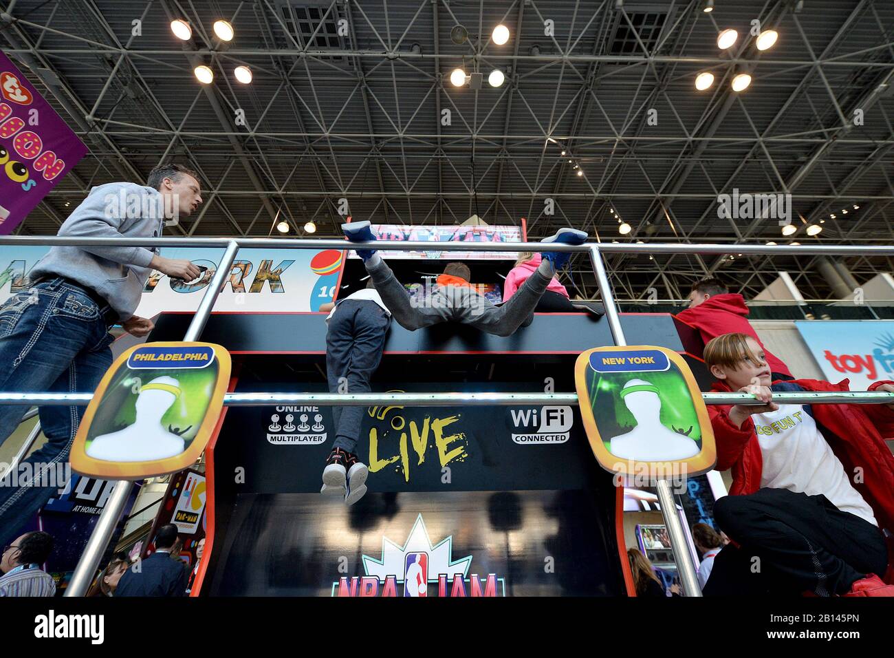 Kinder spielen auf der jährlichen New York Toy Fair 2020 im Jacob K. Javits Convention Center in New York, NY, am 22. Februar 2020 auf dem weltgrößten Arcade-Spiel. (Foto von Anthony Behar/Sipa USA) Stockfoto