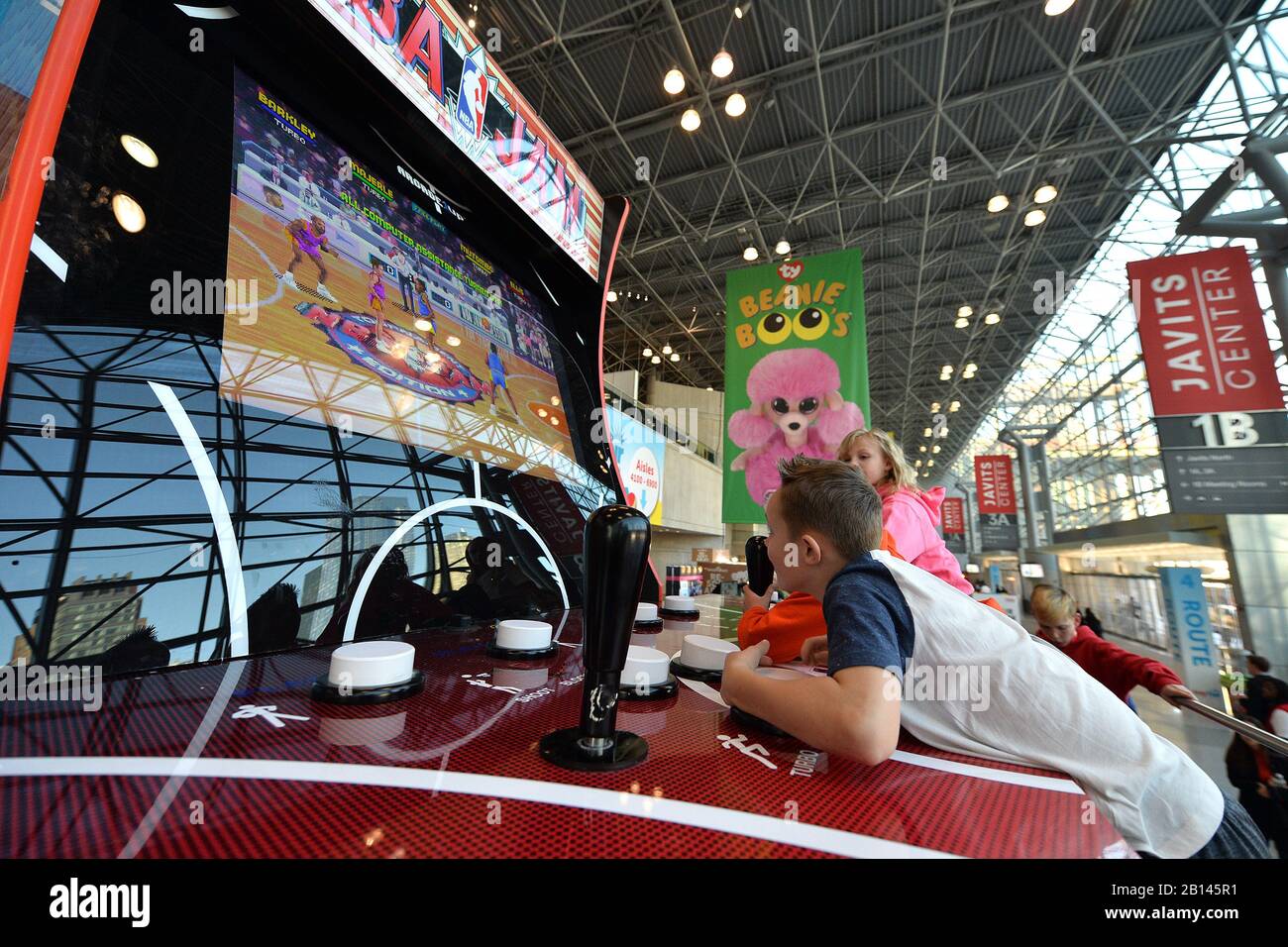 Kinder spielen auf der jährlichen New York Toy Fair 2020 im Jacob K. Javits Convention Center in New York, NY, am 22. Februar 2020 auf dem weltgrößten Arcade-Spiel. (Foto von Anthony Behar/Sipa USA) Stockfoto