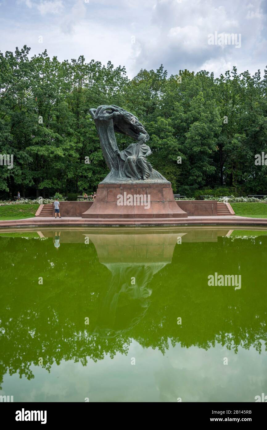 Chopin-Denkmal im Lazienki-Park (Königlicher Spa-Park) in Warschau, Polen Stockfoto