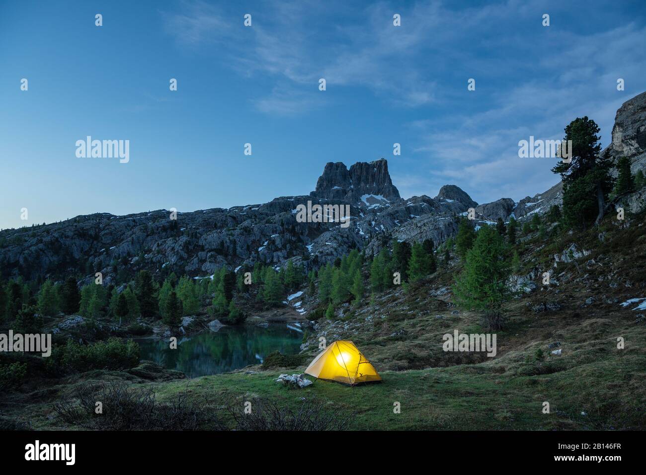 Sonnenaufgang am Lago di Limides, Blick auf den Monte Averau, die Dolden, Italien Stockfoto