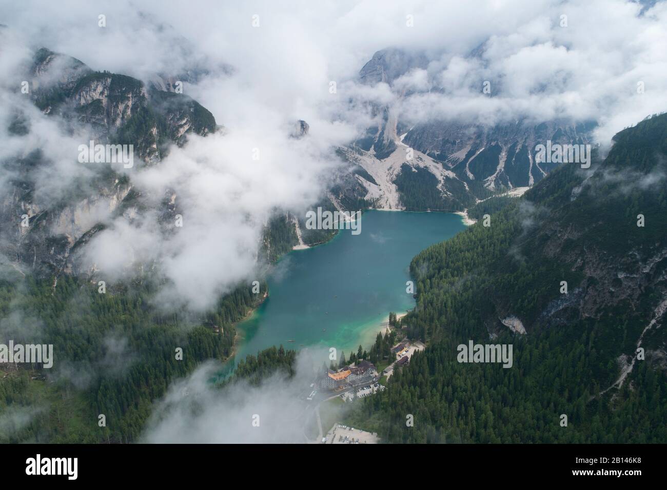 Braies Lake im Nebel, Südtirol, Italien Stockfoto
