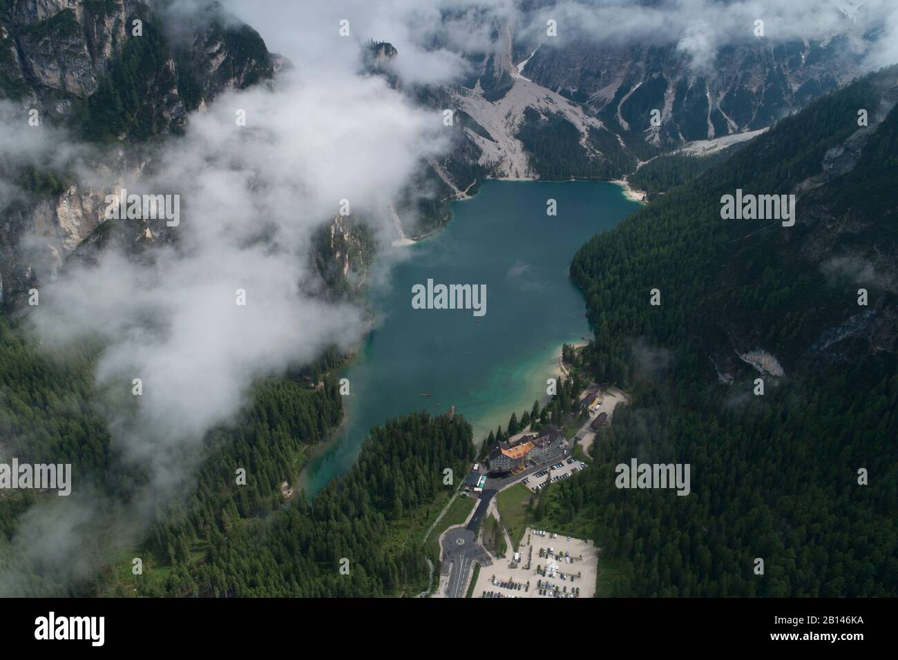 Braies Lake im Nebel, Südtirol, Italien Stockfoto