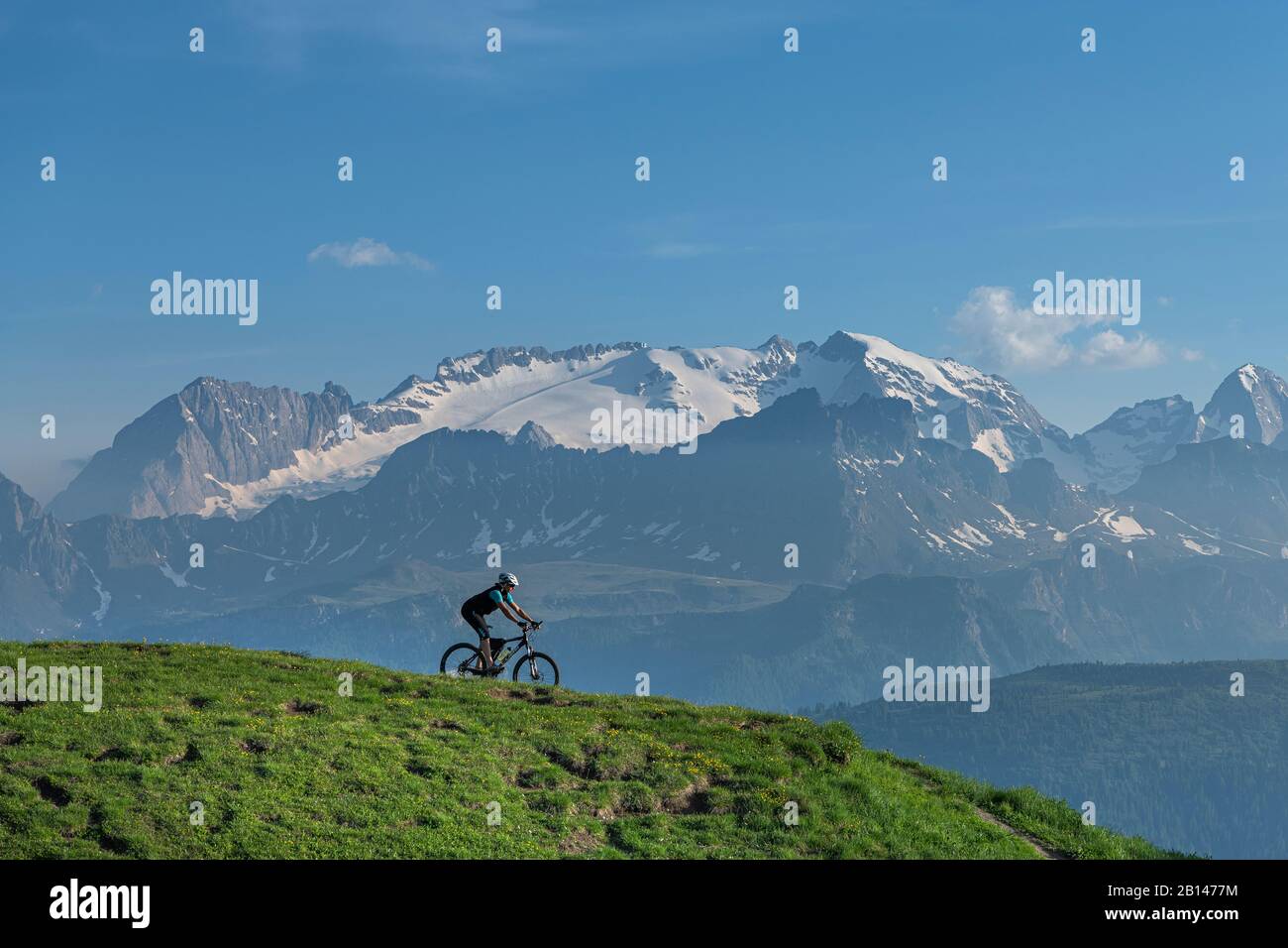 Radfahrer auf dem Piz Sorega, Blick auf die Marmolata, die Dolden, Italien Stockfoto