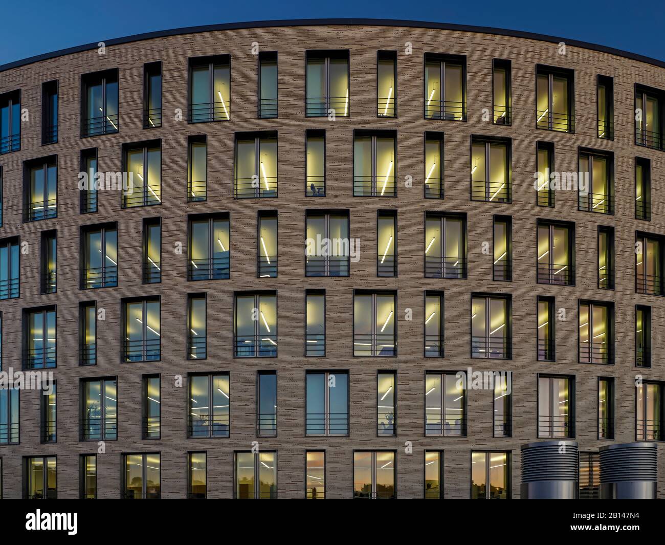 Gebäude, Nacht, Fenster, Glas, Architektur, Abenddämmerung Stockfoto