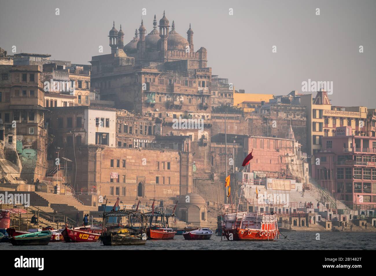 Traditionelle Beerdigung am Ufer des Flusses Ganges, Varanasi, Indien, Asien Stockfoto