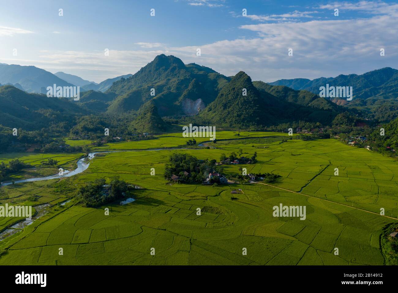 Markante Berge mit Fluss- und Reisfeldern in der Nähe von Hanoi, Vietnam Stockfoto