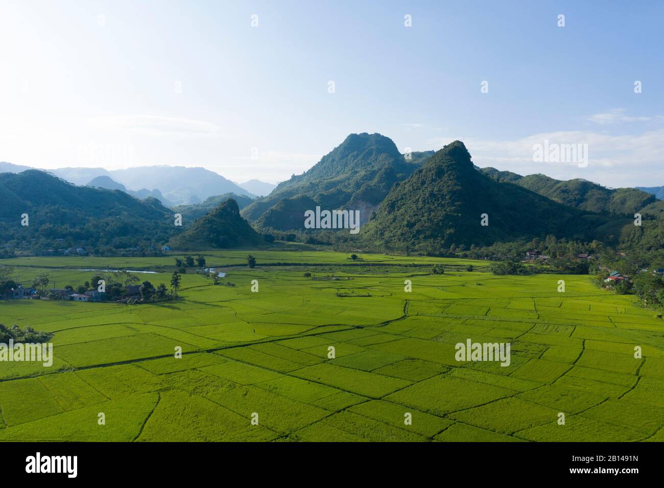Markante Berge mit Fluss- und Reisfeldern in der Nähe von Hanoi, Vietnam Stockfoto