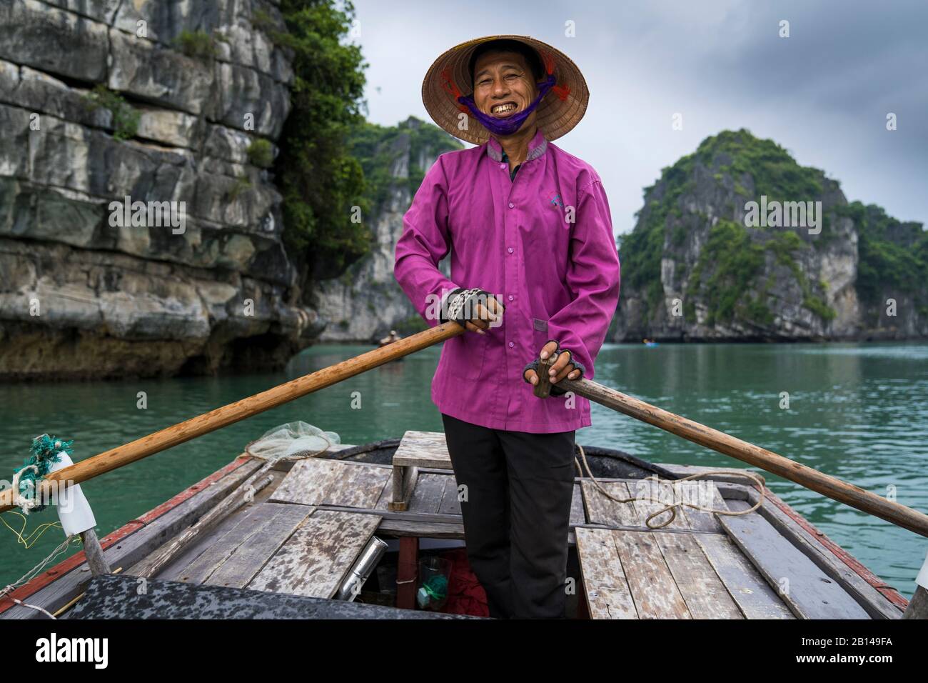 Bootsfahrt zu den schwimmenden Dörfern (n Halong Bay, Vietnam Stockfoto