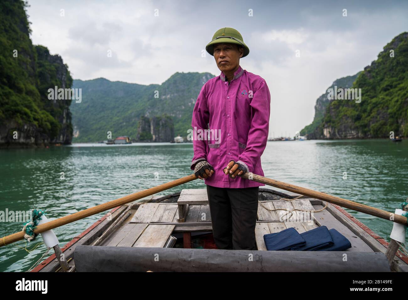 Bootsfahrt zu den schwimmenden Dörfern (n Halong Bay, Vietnam Stockfoto