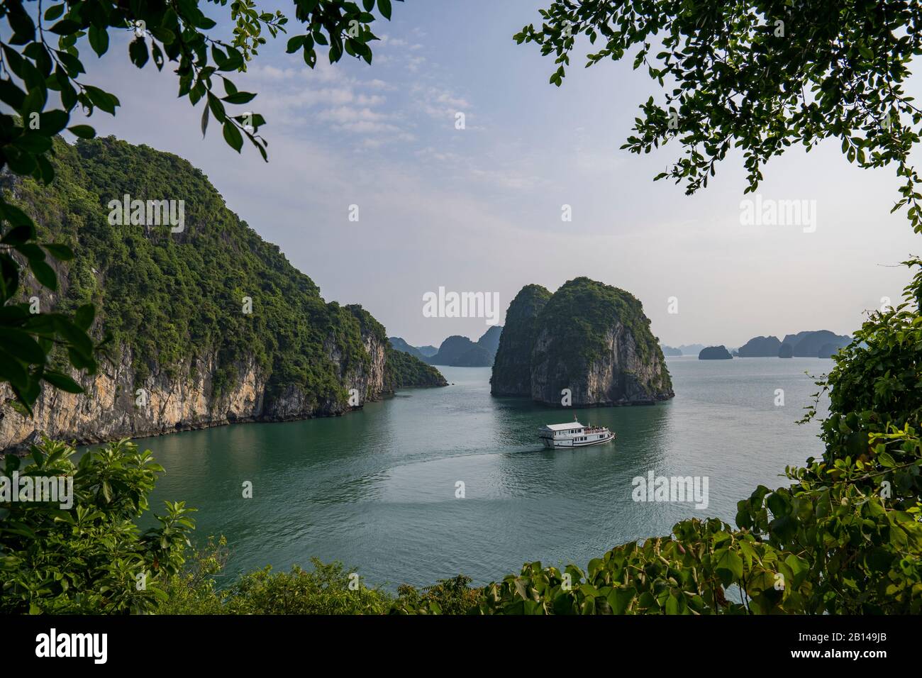 Halong Bay in Vietnam, Bootstour Stockfoto
