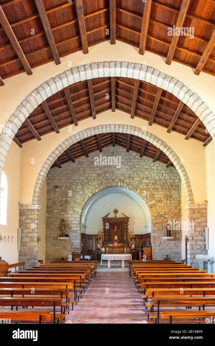 Arzachena, Sardinien/Italien - 2019/07/19: Innere der Kirche der Heiligen Maria della Neve - Chiesa di Santa Maria della Neve - in Arzachena, Sassari r Stockfoto