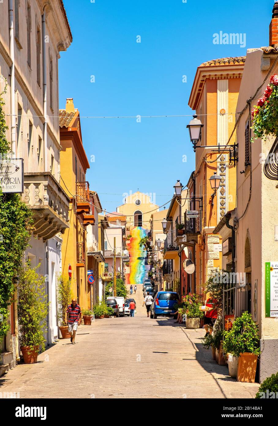 Arzachena, Sardinien/Italien - 2019/07/19: Treppe der heiligen Lucia, die zur Kirche der heiligen Lucia führt - Chiesa di Santa Lucia - an der Straße Corso Garibaldi Stockfoto