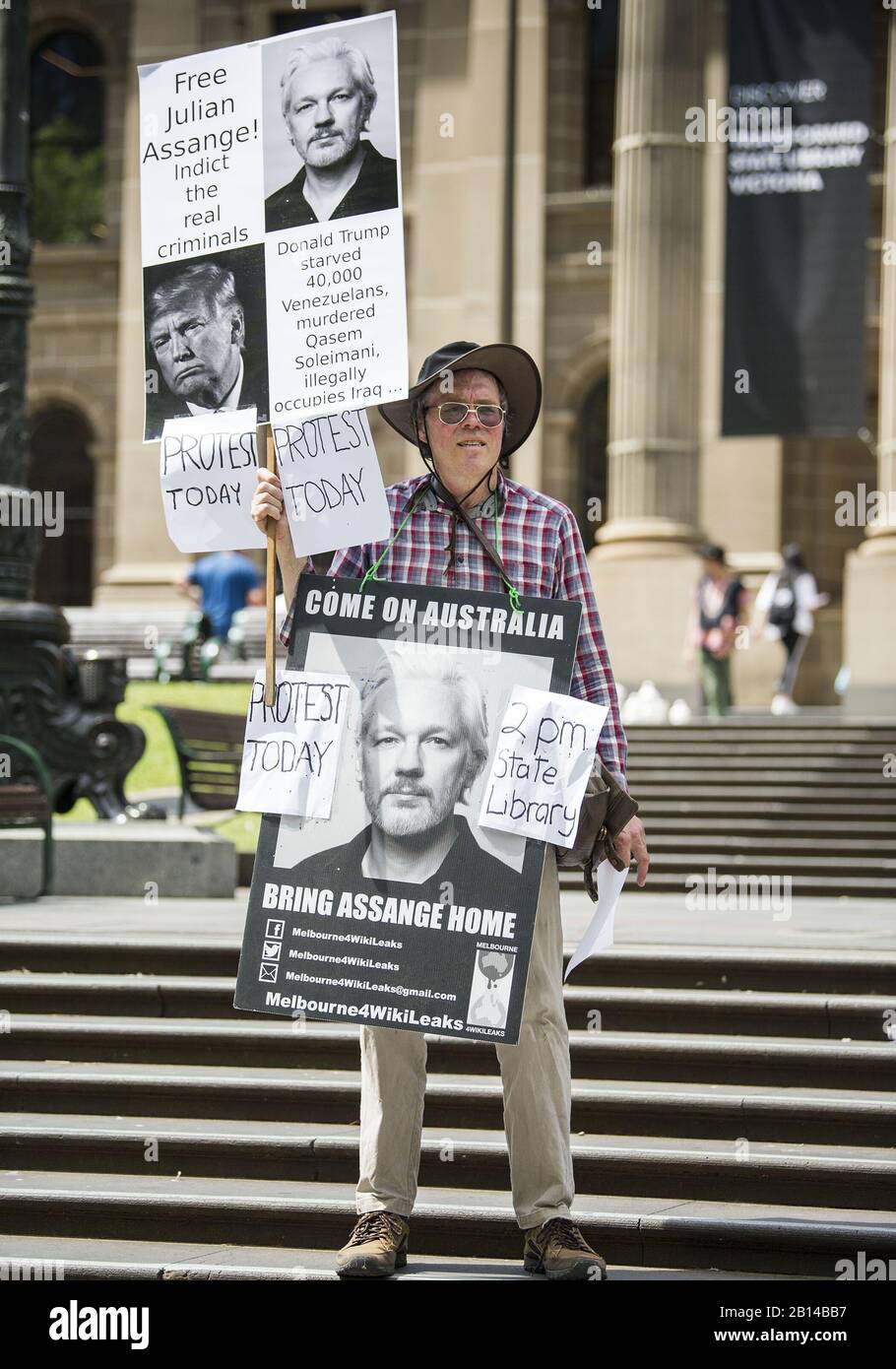 Melbourne, Australien. Februar 2020. Anhänger von Julian Assange in Melbourne schlossen sich mit anderen in Europa zusammen, um zu fordern, dass der WikiLeaks-Gründer aus der Haft entlassen und von einer Auslieferung an die Auslieferungsanhörung von US-Assange verschont wird, die am 24. Februar in Woolwich Crown Court in London eröffnet werden soll. Kredit: PJ Heller/ZUMA Wire/Alamy Live News Stockfoto