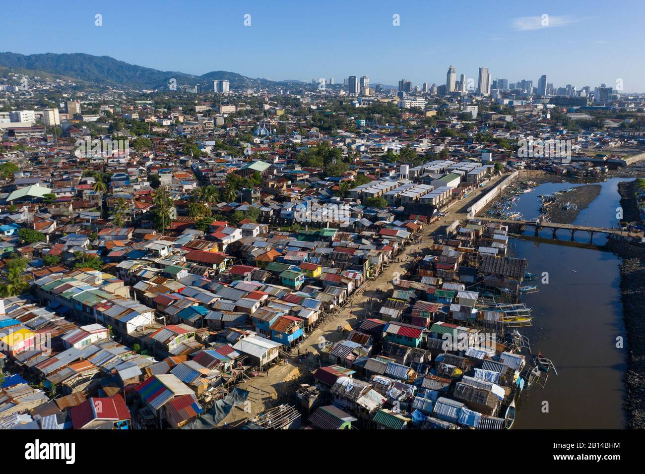 Luftbild einer Badjao-Gemeinde am städtischen Stadtrand von Cebu City, Philippinen. Als seemännische Stammesgruppe die Hauptaktivität der Badjao Stockfoto