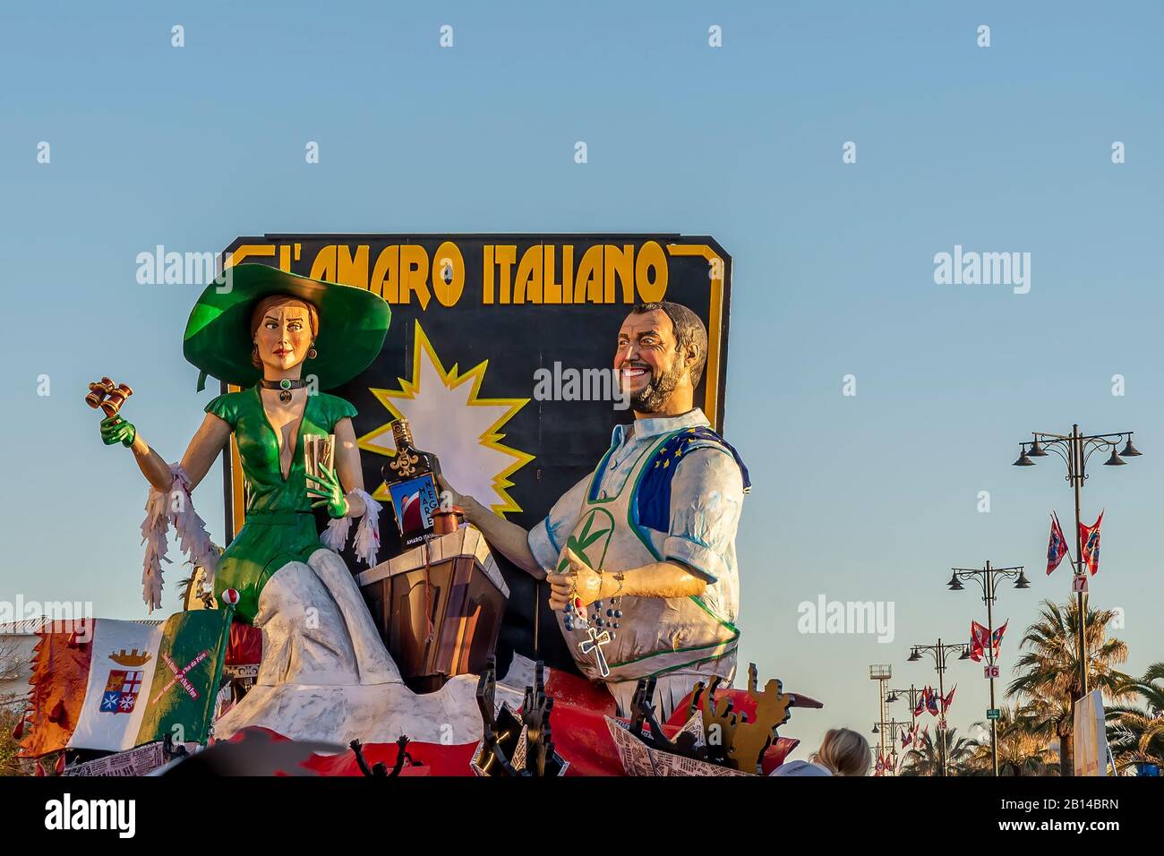 Die allegorische Floskel namens "L'amaro italiano - Die italienischen Bitterparaden" im traditionellen Karneval von Viareggio, Italien Stockfoto
