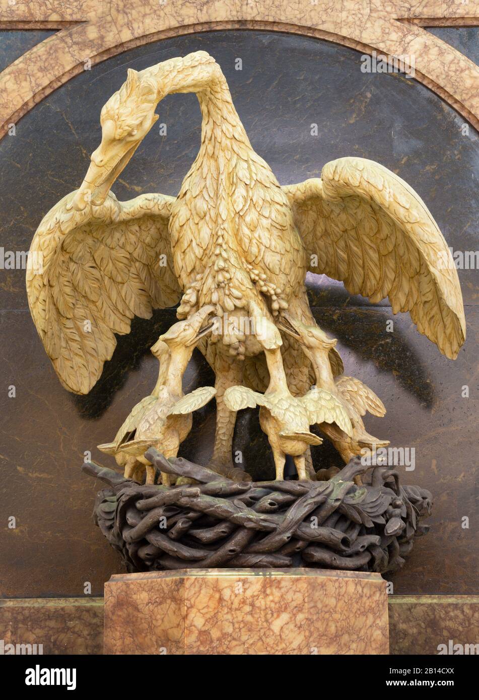 London, GROSSBRITANNIEN - 14. SEPTEMBER 2017: Die Skulptur des Pelikans als Symbol Jesu bietet am Kreuz in der Kirche St. Michael Cornhill. Stockfoto