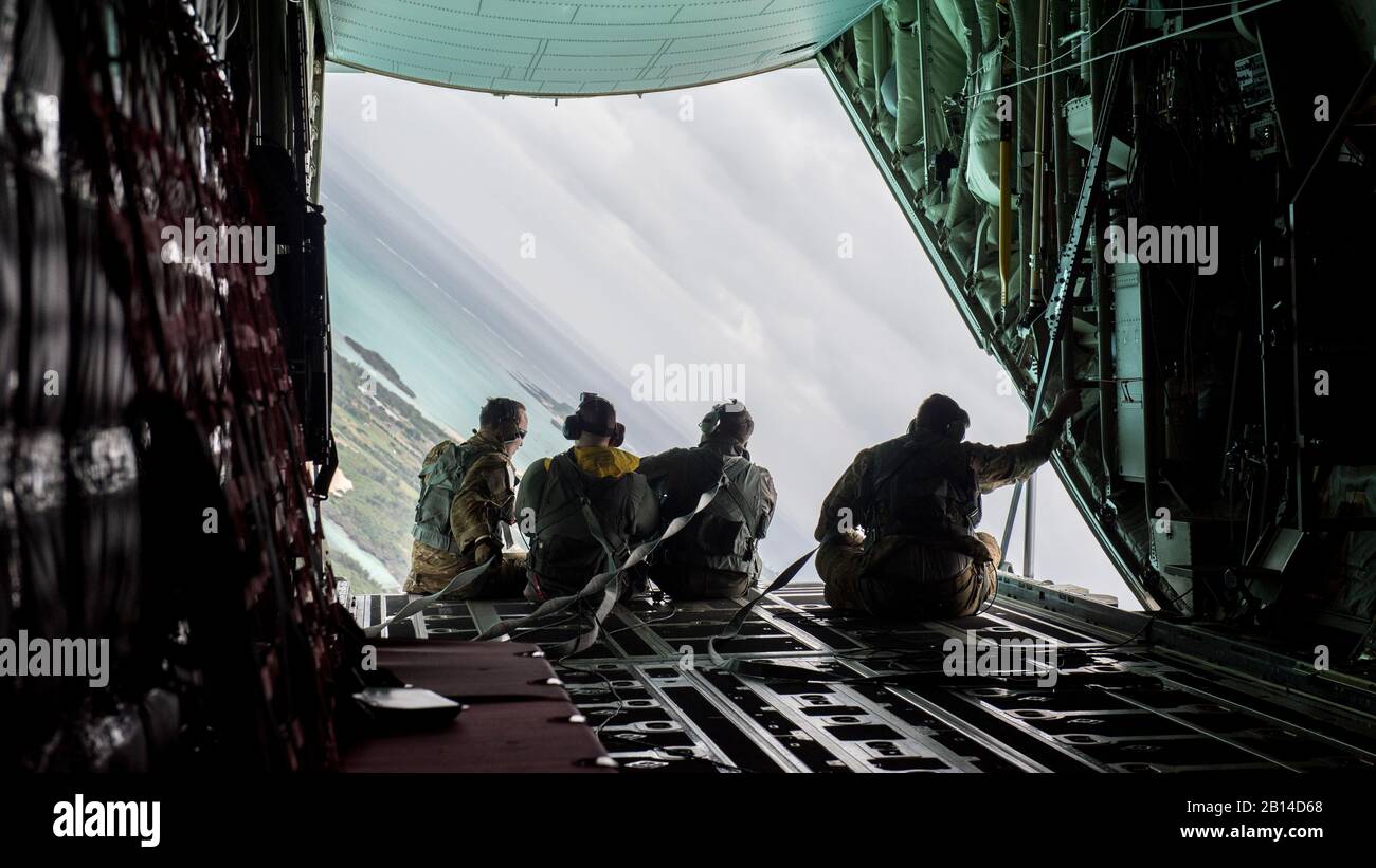 18 Flügel Shogun Flieger beobachten Sie den Horizont aus der Ladebucht Tür eines 17 Special Operations Squadron MC-130J Commando II während eines Trainings sortie März 21, 2017, vor der Küste von Okinawa, Japan. Brig. Gen. Barry Cornish flog mit dem 17 SOS, die auf eine bessere Bekämpfung der Fähigkeiten der MC-130J und Besatzungen, verstehen. (U.S. Air Force Foto: Staff Sgt. Peter Reft) Stockfoto