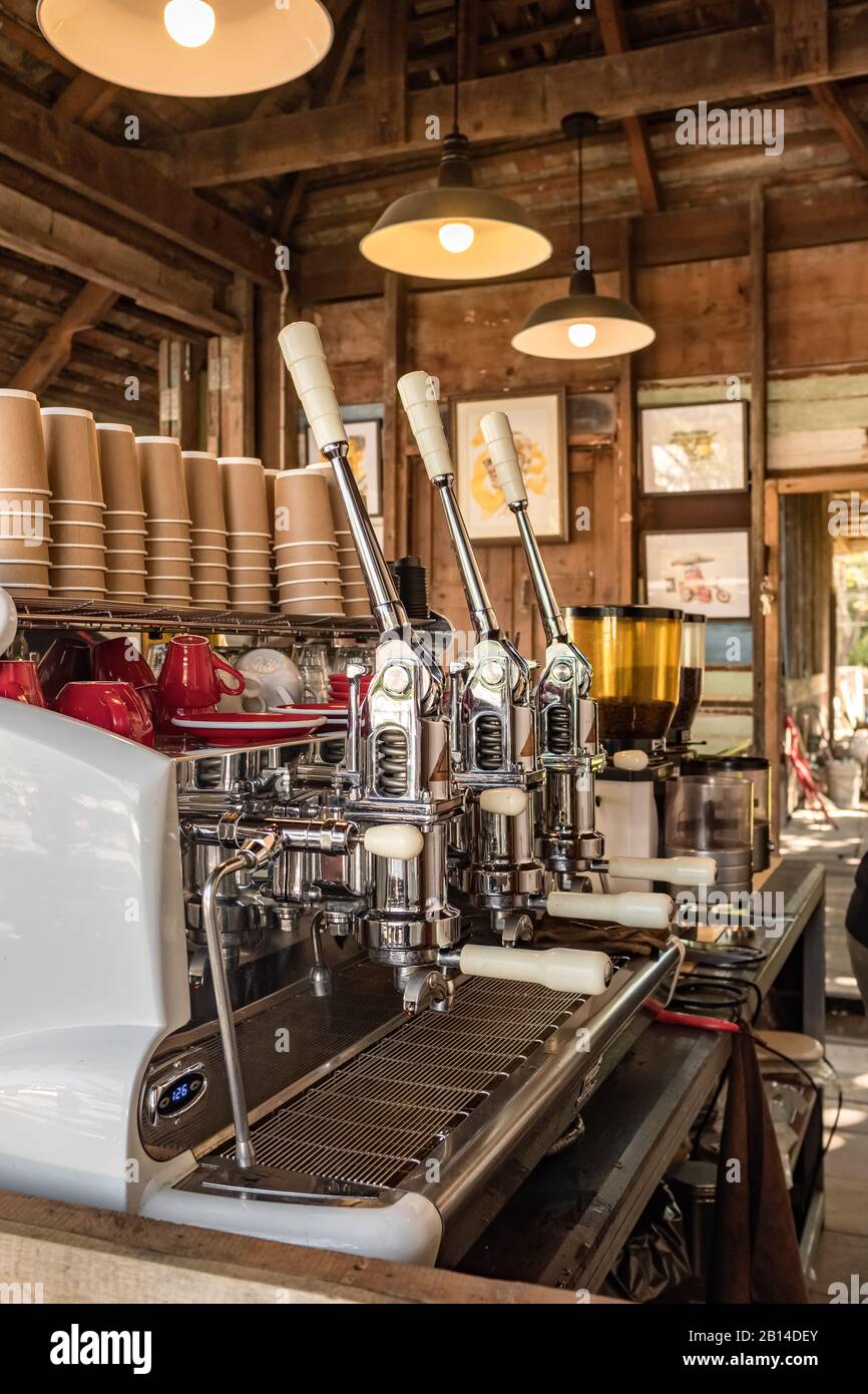 Nahaufnahme einer professionellen Kaffeemaschine. Stockfoto