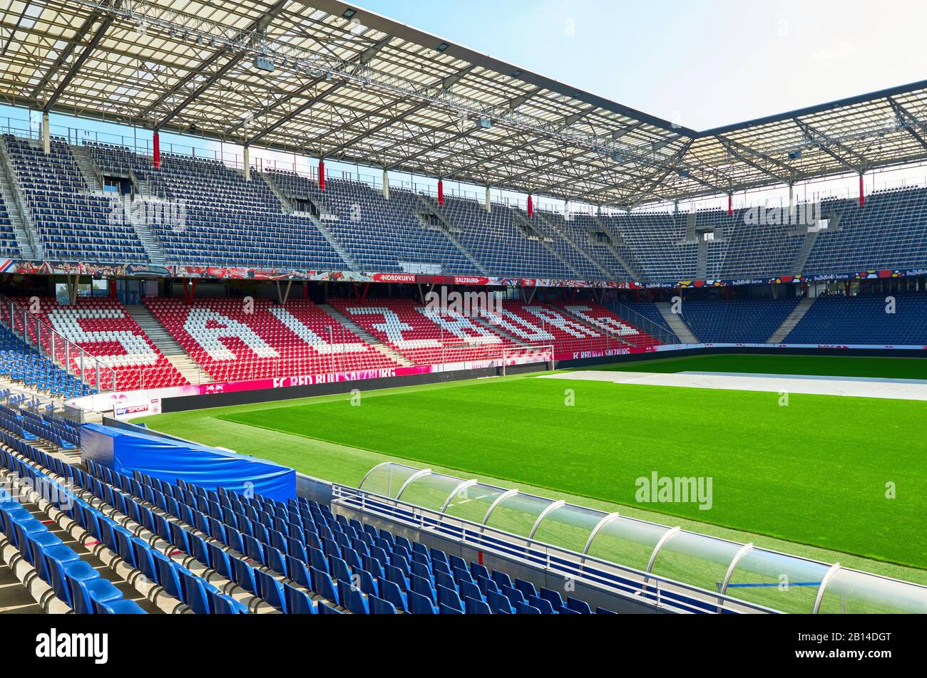 Blick auf den modernen Spielplatz des FC Red Bulls Salzburg Stadions Stockfoto