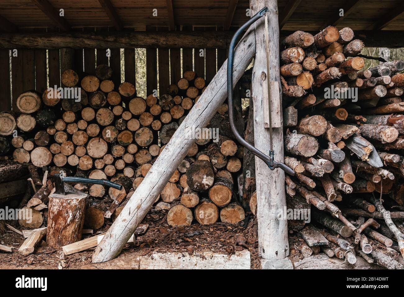 Platz zum Zerkleinern und Sägen von Holz in der Nähe des Landhauses Stockfoto