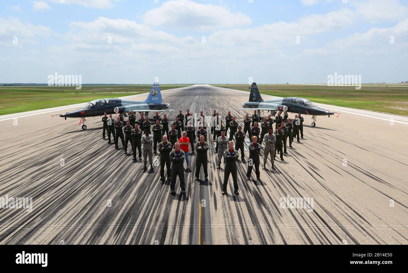 Mitglieder des 87th Flying Training Squadron feierte Jubiläum des Geschwaders in Laughlin Air Force Base, Texas, 12.08.18, 2017. Der 87 th Mission ist es, die Absolventen beste militärische Piloten der Welt, der Ausbildung der Studenten in der T-38 C Talon. (U.S. Air Force Foto/Flieger 1. Klasse Benjamin N. Valmoja) Stockfoto