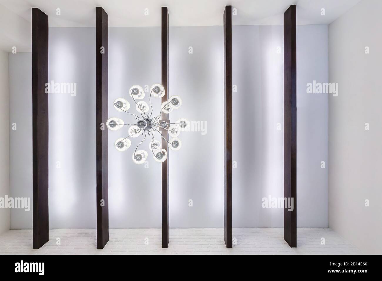 Blick auf die abgehängte Decke mit Halogenstrahlern und Trockenmauerkonstruktion im leeren Raum in Wohnung oder Haus. Stretchdecke weiß und kpl Stockfoto