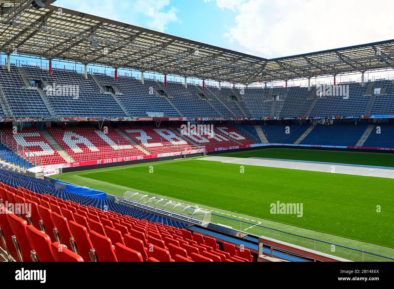 Blick auf den modernen Spielplatz des FC Red Bulls Salzburg Stadions Stockfoto