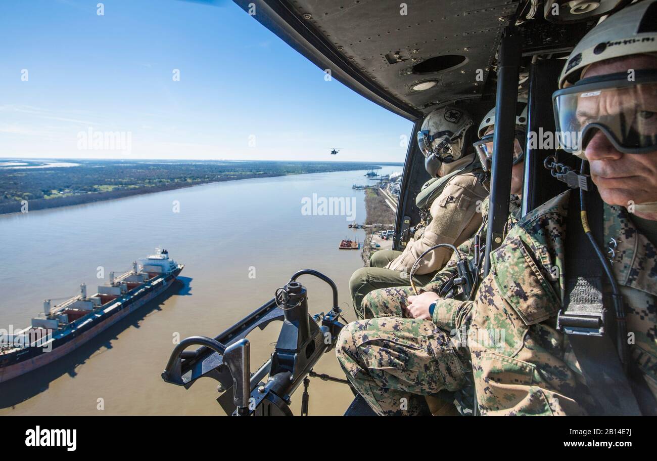 Us-Marines Fahrt in einem UH-1Y Venom über New Orleans, La., Feb 16, 2017. Kommandant des Marine Corps Gen. Robert B. Neller besucht Marine Reserve mit Marines über seine neue Nachricht an die Kraft der Eize die Initiative zu sprechen." (aus den USA Marine Corps Foto von Cpl. Samantha K. Braun) Stockfoto