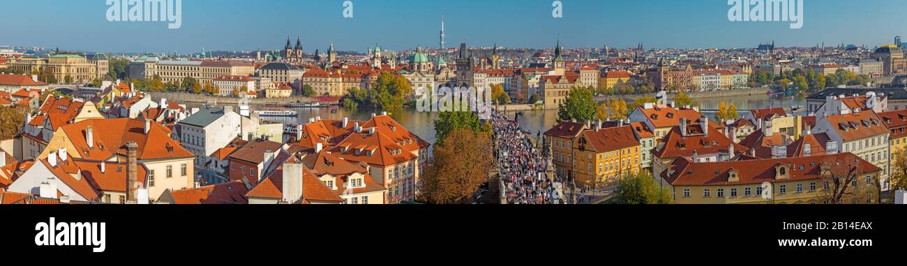 Prag, TSCHECHIEN - 13. OKTOBER 2018: Das Panorama der Stadt mit der Karlsbrücke und der Altstadt im Abendlicht. Stockfoto