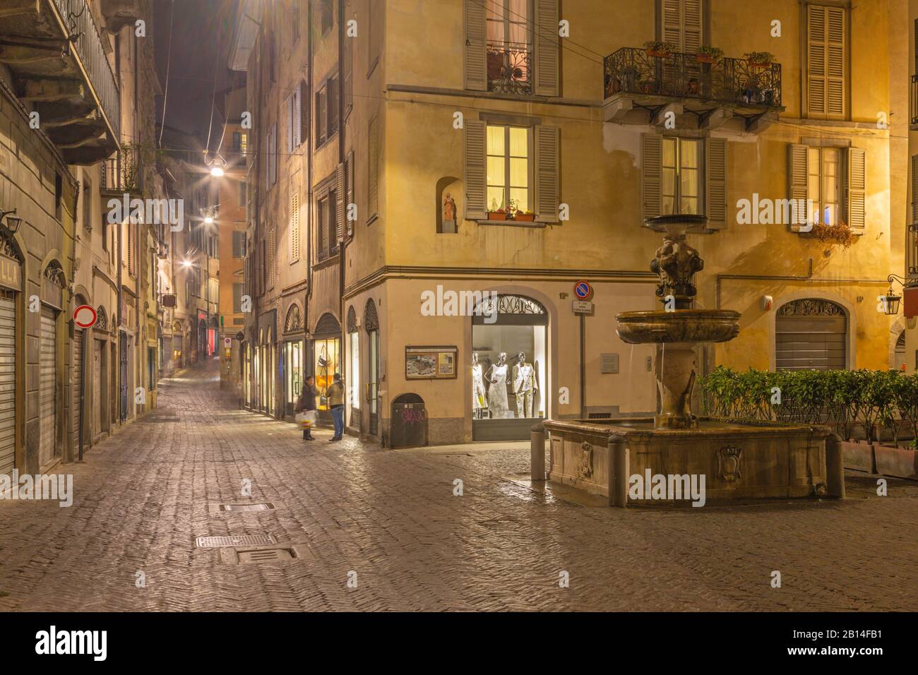 Bergamo - Platzes Piazza Vecchia in der Abenddämmerung. Stockfoto
