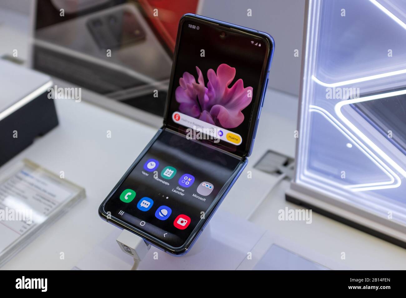 Februar 2020, Moskau, Russland. Neues Klapp-Smartphone mit klappbarem Bildschirm Samsung Galaxy Z Flip auf dem Ladentisch. Stockfoto