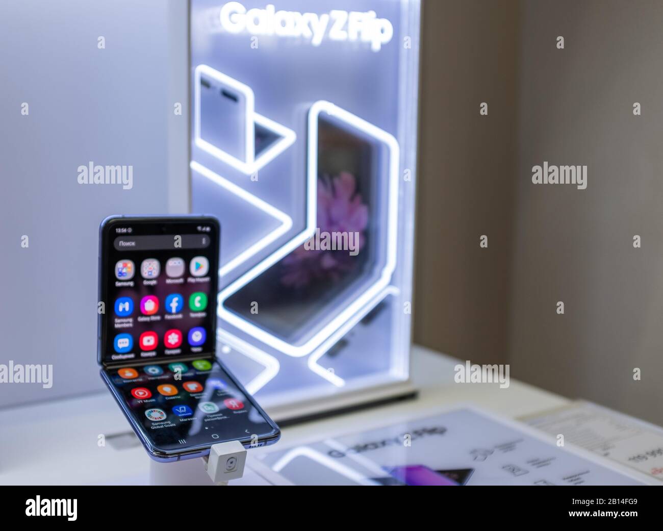 Februar 2020, Moskau, Russland. Neues Klapp-Smartphone mit klappbarem Bildschirm Samsung Galaxy Z Flip auf dem Ladentisch. Stockfoto