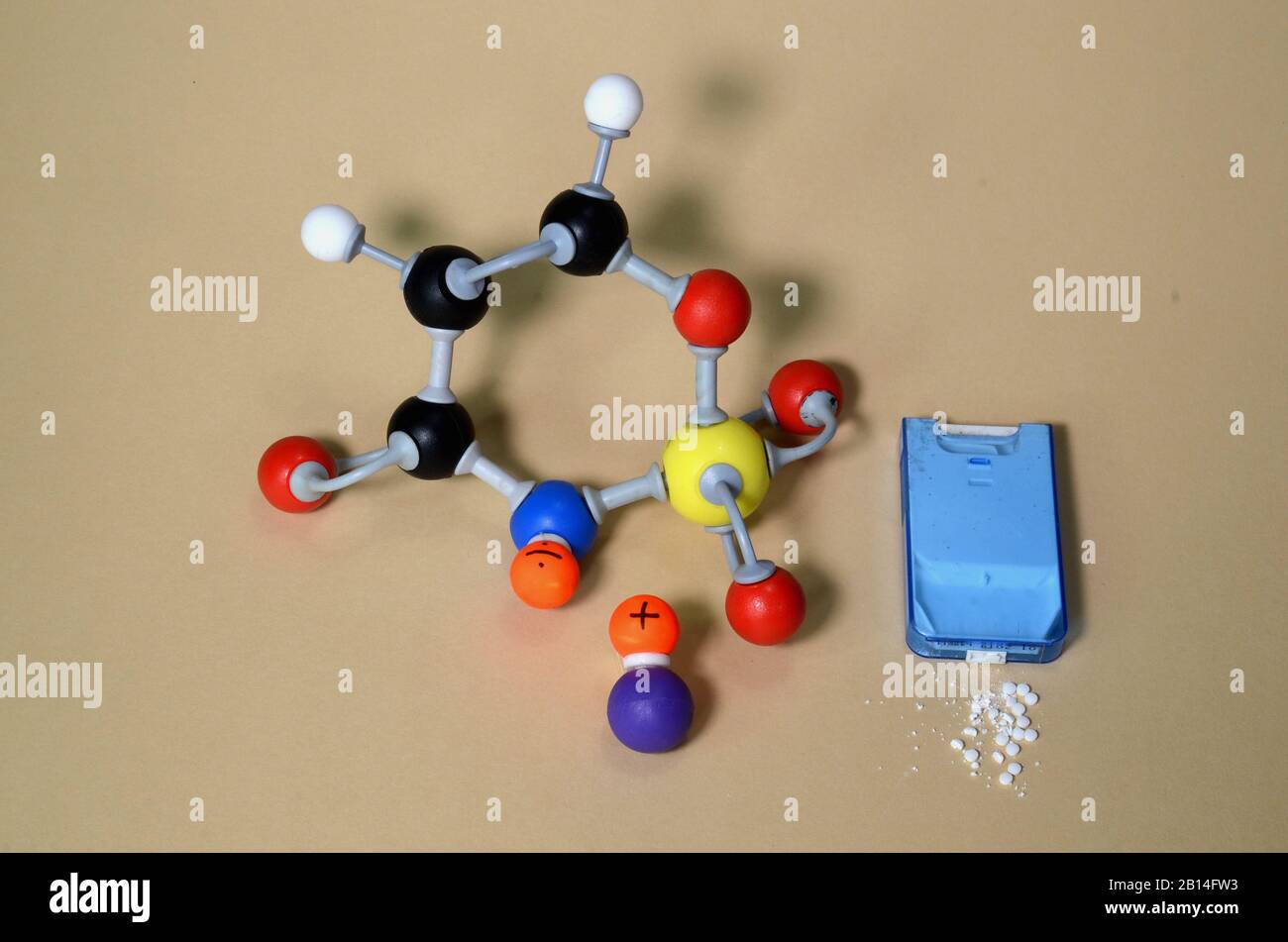 Molekularmodell des Süßstoffs Acesulfam K. Weiß ist Wasserstoff, Schwarz ist Kohlenstoff, Gelb ist Schwefel, Blau ist Stickstoff, Rot ist Sauerstoff und Flieder ist Pot Stockfoto