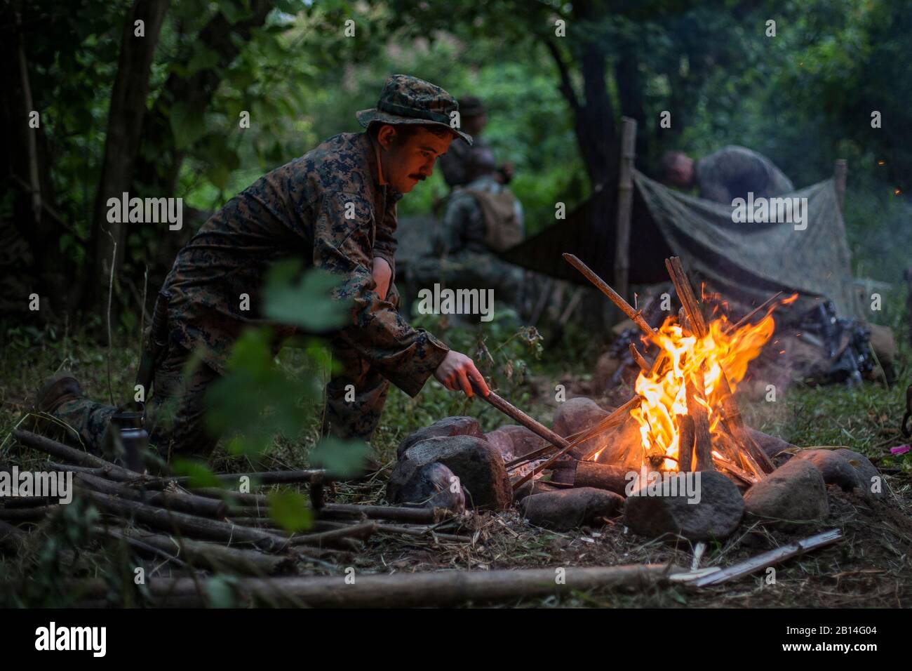U.S. Navy Petty Officer 3rd Class Andrew Mercier baut während der Übung KAMANDAG 2 in Ternate, Cavite, Philippinen, 2. Oktober 2018 ein Feuer aus. Mercier, ein gebürtiger South Burlington, Virginia, ist der Echo Company, 2nd Battalion, 5th Marine Regiment zugeordnet. (USA Foto des Marine Corps von Sgt. Mackenzie Carter) Stockfoto