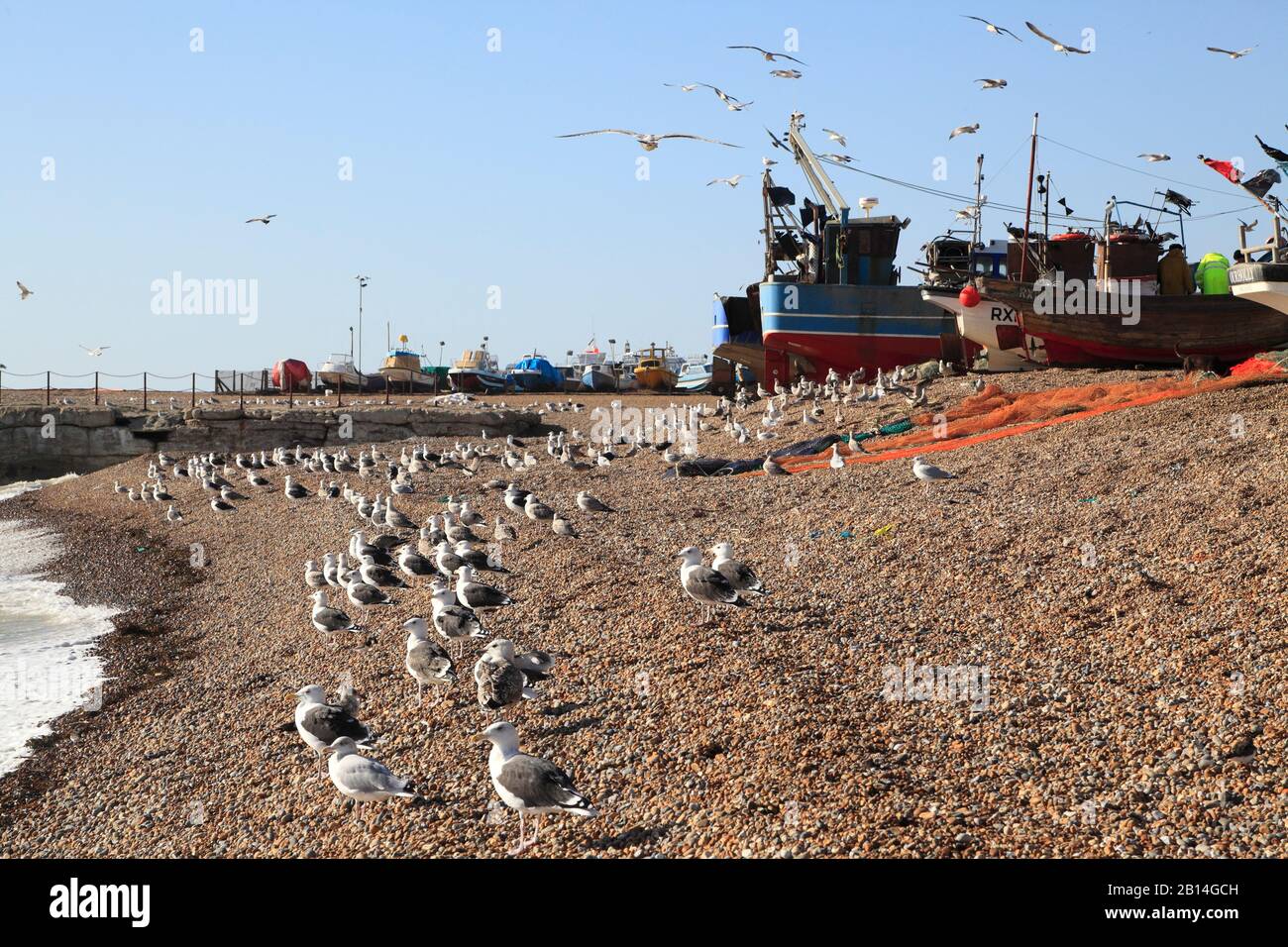 Schwarze Schluchten auf dem Fischer-Boot-Strand von Hastings Old Town Stade, Rock-A-Nore, East Sussex, Großbritannien Stockfoto